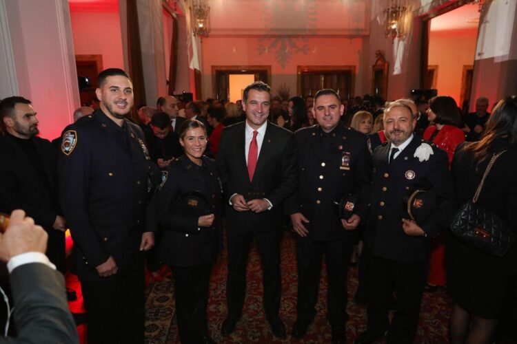 FOTOT/ Nga Ermal Meta e Mentor Haziri, VIP-at që morën pjesë në pritjen e Pavarësisë