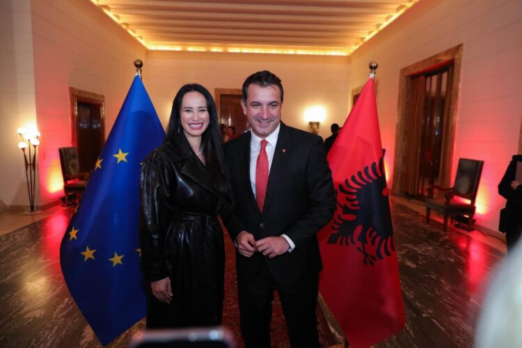 FOTOT/ Nga Ermal Meta e Mentor Haziri, VIP-at që morën pjesë në pritjen e Pavarësisë