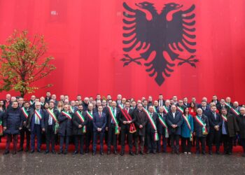 111-vjetori i Pavarësisë, Veliaj: Po jetojmë ditët më të mira; Shqiptarët e bashkuar e çojnë vendin vetëm përpara