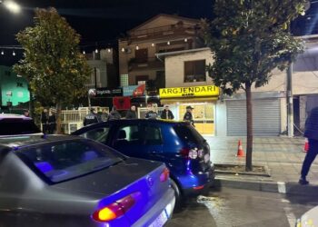 Argjendaria në Kamëz u grabit në 20 sekonda, autorët kërcënuan pronaren me kallash dhe vare