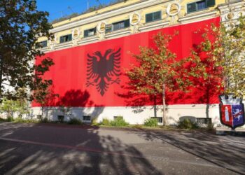 Tirana vishet kuqezi, Veliaj: Shihemi më 28 Nëntor në bulevardin “Dëshmorët e Kombit”