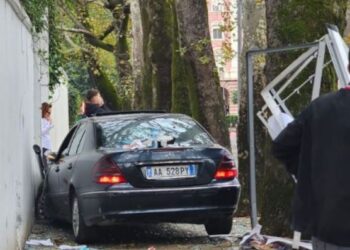 Emri/ Aksidenti pranë kryeministrisë, lihet në burg 21-vjeçari që përplasi çiftin e të rinjve