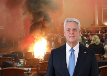 Kaosi në Parlament, ambasadori gjerman: Po i ndjek me shqetësim zhvillimet e fundit. Kuvendi të plotësojë rolin e tij kushtetues