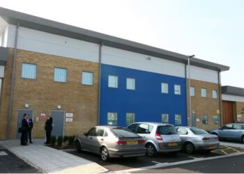 Shqiptari 27 vjeçar vdes në spital, tentoi të vrasë veten në qendrën e dëbimeve në Britani/ “The Guardian”: Home Office ka nisur hetimet për rastin
