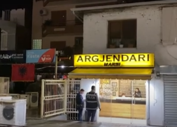 FOTO/ Grabitën bizhuteritë nën kërcënimin e armës, dalin pamjet e automjetit që përdorën autorët e maskuar