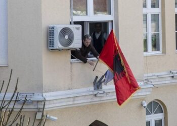 Ngrihet flamuri shqiptar në komunën e Preshevës, Arifi: Mund të gjobitemi. Nesër jemi në Tiranë
