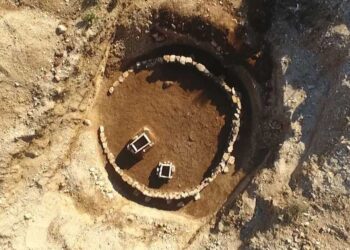 Arkeologët zbulojnë tumë në Himarë, i përket periudhës së bronzit dhe hekurit