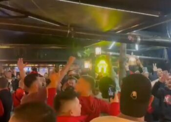 VIDEO/ Shqipëri-Ishujt Faroe: Atmosferë e zjarrtë në prag të ndeshjes, nuk mungojnë këngët patriotike