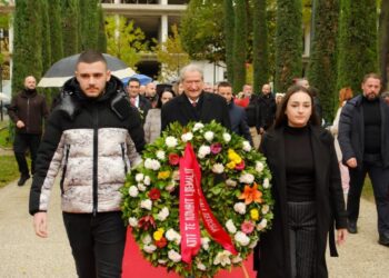 Berisha “betohet” para Monumentit të Pavarësisë: ‘Pashiqin shqiptar’ do ta paketojmë për në Serbi