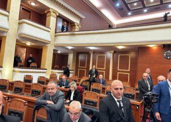 Opozita përplaset me Gardën, nisin tensionet në sallën e Kuvendit