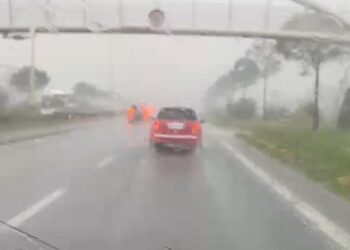 Reshjet e shiut/ Përmbyten disa segmente të rrugës dytësore Tiranë-Durrës