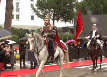 Videolajm/ “Skënderbeu” përshëndet paradën kuqezi në Tiranë