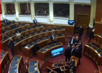 VIDEO/ Skandali: Ja si Gaz Bardhi i thyen dorën me karrige një gardisti