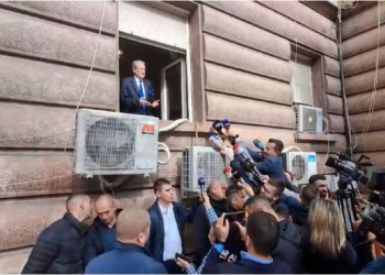 VIDEO/ Berisha në dritare si Ismail Qemali kur ngriti flamurin: ‘Shpërthen’ rrjeti në meme e plas gallata