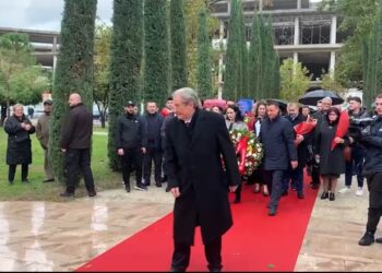 VIDEO/ Berisha i vetëm para varrit të Ismail Qemalit, ngatërrohet e harron nga të kthehet: Do ‘paketoj’ Ramën e do e dërgoj në Beograd