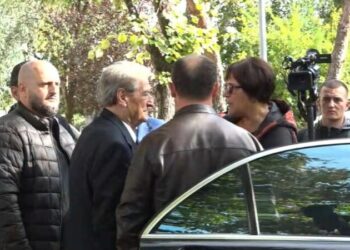 “Sot u kujtove ti për diktaturën?”, qytetarja i prish deklaratën, Berisha: Ik futu në ndonjë parti dhe fol!