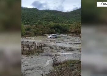 Moti i keq/ Mbetën të bllokuar në Banjat e Bënjës, Emergjencat Civile shpëtojnë 23 turistë të huaj. Automjetet e tyre ishin…!