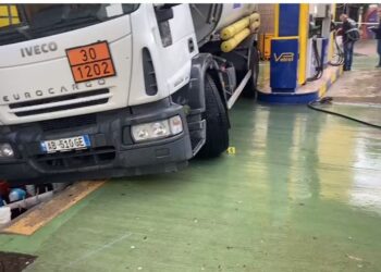 Emrat/ Shpërthim në një pikë karburanti, dy të lënduar. Policia: Ndodhi kur një autobot po furnizonte karburantin me benzinë