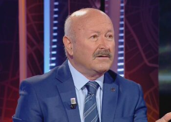 Bujar Kapexhiu: Vetëm miku im Bamir Topi, s’më ka dhënë dekoratë
