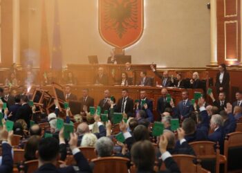 Kaosi në Kuvend, Bardhi: Rama fikacak. Kishte ardhur i zverdhur, rrinte me kokën ulur e kartonin ngritur si manekin. Salla u mbush me gardistë…!