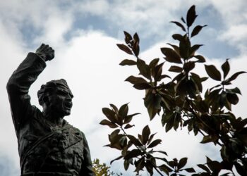 Veliaj uron 79-vjetorin e Çlirimit të kryeqytetit: Krenarë për Tiranën tonë