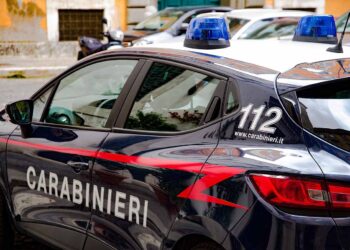 Burri dyshonte se e kishte tradhtuar, nëna e re shqiptare hidhet nga dritarja për t’i shpëtuar dhunës