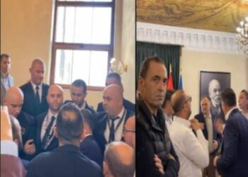 Garda bllokon te shkallët deputetët e Berishës, rinis mbledhja e Konferencës së Kryetarëve, marrin pjesë edhe…
