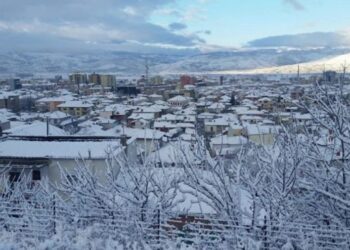 Acari mbërthen vendin, termometri arrin -13 gradë në Dibër. Probleme me rrugët dhe energjinë