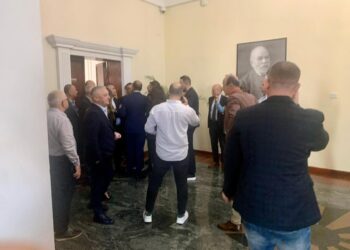 VIDEO/ Spiropali, thirrje deputetëve demokratë: Kthehuni në Kuvend dhe bëni punën tuaj, boll shqyet dyert