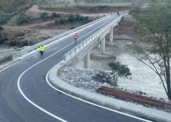 Rama publikon pamjet e urës së re në Përmet: Lidh fshatrat që deri dje kanë qenë pothuajse të izoluar
