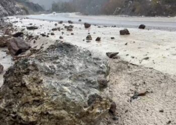 Dibër/ Reshjet e dendura të shiut dëmtojnë rrugën, vështirësi në qarkullim