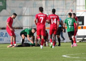 Tragjedia, ky ishte kolapsi i tretë në fushë për Duamenën: Si sulmuesi ganez shpërfilli këshillat e mjekëve për të hequr dorë nga futbolli