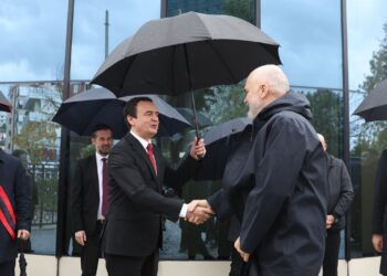 FOTOLAJM/ Rama dhe Kurti shtrëngojnë duart në Vlorë për festën e Pavarësisë