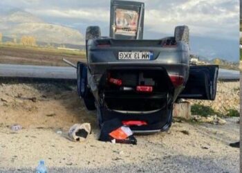 Aksident në Sarandë-Kardhiq/ Automjeti me targa rumune përmbyset në rrugën pa sinjalistikë, s’gjendet drejtuesi