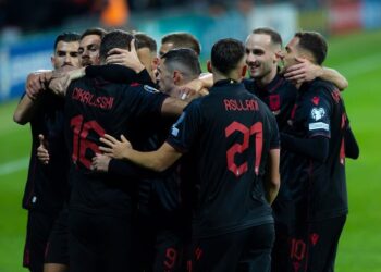 Formacioni zyrtar/ Trajneri Sylvinho me pesë ndryshime, Uzuni dhe Daku nga minuta e parë