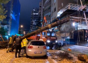 Stuhia “Ciaran”, Veliaj apel qytetarëve: Na ndihmo duke MOS dalë me makinë sot e nesër që rrugët të jenë të lira për vinça dhe eskavatorë