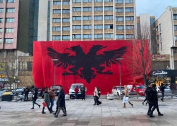 ‘Jemi një’/ Festat e Nëntorit: Prishtina ‘skuqet’ nga flamuri shqiptar me përmasa gjigande