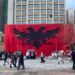 ‘Jemi një’/ Festat e Nëntorit: Prishtina ‘skuqet’ nga flamuri shqiptar me përmasa gjigande