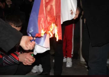VIDEO /  Djegia e flamurit serb në Tiranë, proteston Beogradi: Dëmtohen marrëdhëniet mes dy shteteve! Autorët të dënohen
