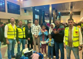 Ministria e Jashtme jep lajmin: Riatdhesohet nga Gaza familja shqiptare. Operacioni u krye me sukses