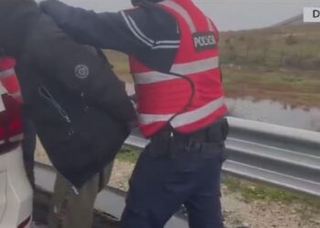 Morën peng një 30-vjeçar për borxhin 6 mijë paund, 3 të arrestuar në Durrës