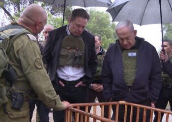 VIDEO/ Elon Musk viziton vendin e masakrës në Izrael, i shoqëruar nga Netanyahu