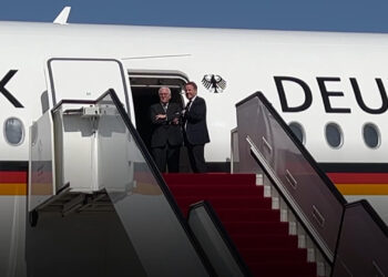 VIDEO/ Nuk e pret askush, Presidenti gjerman gjysmë ore në shkallët e avionit në Katar