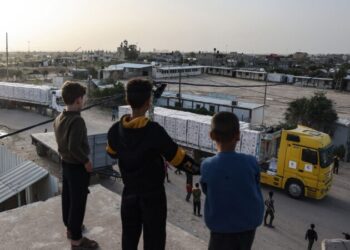 Pauza humanitare në Lindjen e Mesme, mbi 100 kamionë me ndihma hyjnë në Gaza pas lirimit të pengjeve