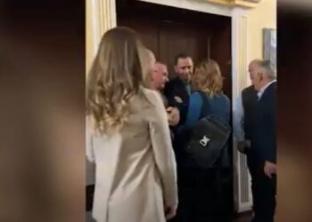Deputetët e Berishës vijojnë aksionin, nuk lejojnë socialistët të futen në Komisionin e Medias