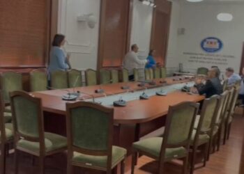 Korreshi shpërthen në Komisionin e Ligjeve, përplaset me deputetët e PS: Pse jeni online, o plehra!