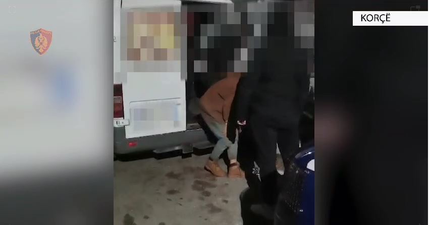 Do të transportonte 26 emigrantë të paligjshëm, arrestohet në flagrancë 58-vjeçari në Korçë