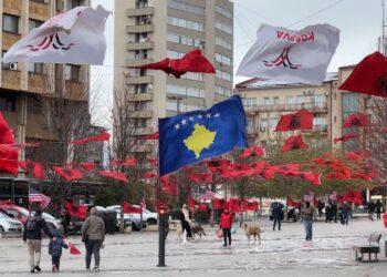 Kosova vishet kuqezi/ Festime në Prishtinë për 111-vjetorin e Pavarësisë së Shqipërisë
