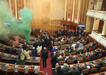 Kaosi gjatë miratimit të buxhetit: Nga zjarri në Kuvend tek gafa e Lindita Nikollës