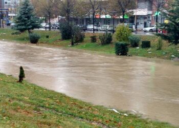 VIDEO / Stuhia “Ciaran” prek Shqipërinë. Lana në Tiranë, “e tërbuar” si kurrë më parë!